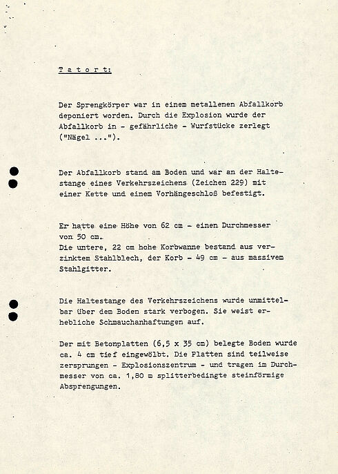 Das Dokument zeigt den Zwischenbericht der Sonderkommission zum Sprengstoffanschlag auf dem Oktoberfest 1980. Im Bericht werden die Tat, die Ermittlungen und die nächsten Schritte der Ermittlung und Öffentlichkeitsarbeit.