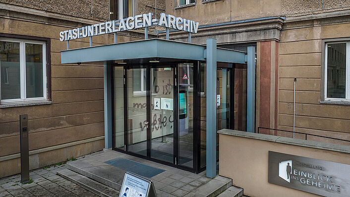 Eingangsbereich zur Ausstellung 'Einblick ins Geheime'