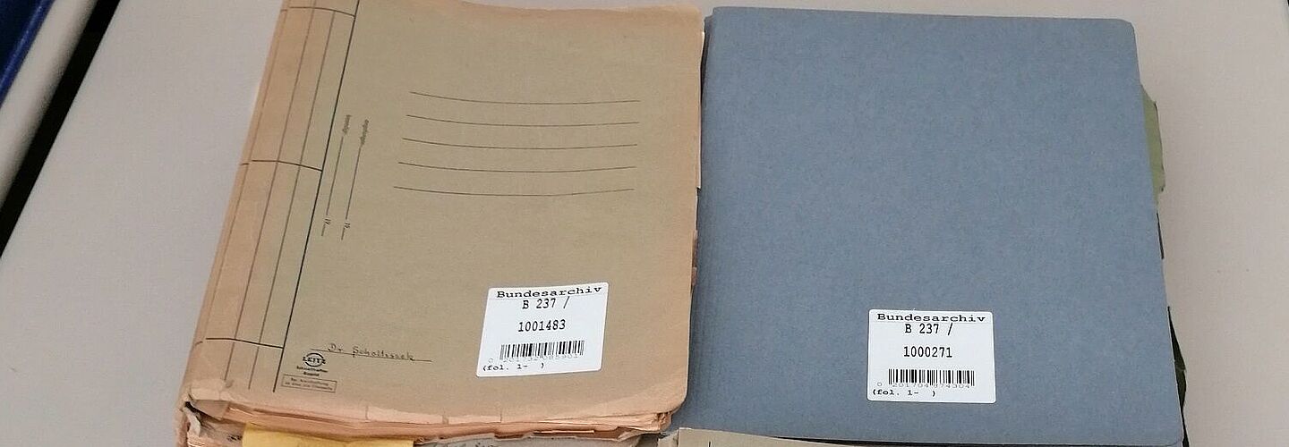 Verfahrensakten zum väterlichen „Stichentscheid' auf einem Tisch