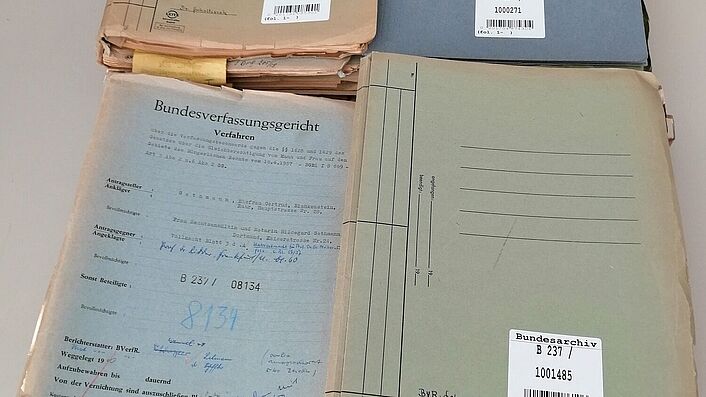 Verfahrensakten zum väterlichen „Stichentscheid' auf einem Tisch