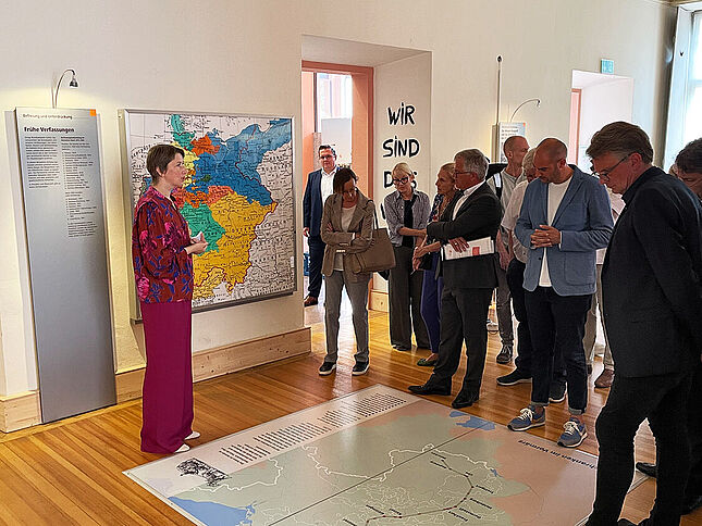 Dr. Elisabeth Thalhofer führt die Besuchergruppe durch die Dauerausstellung Bild mit Dr. Elisabeth Thalhofer, die eine Besuchergruppe durch die Dauerausstellung in Rastatt führt