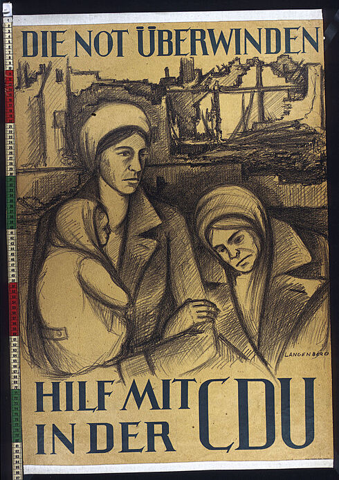 Schwarz-weiß schraffierte und mit "Langenberg" signierte Zeichnung mit einer jüngeren Frau mit Kind auf dem Arm und einer alten Frau, die vor einem zerstörten Gebäude stehen, sowie der Aufschrift "Die Not überwinden. Hilf mit in der CDU"