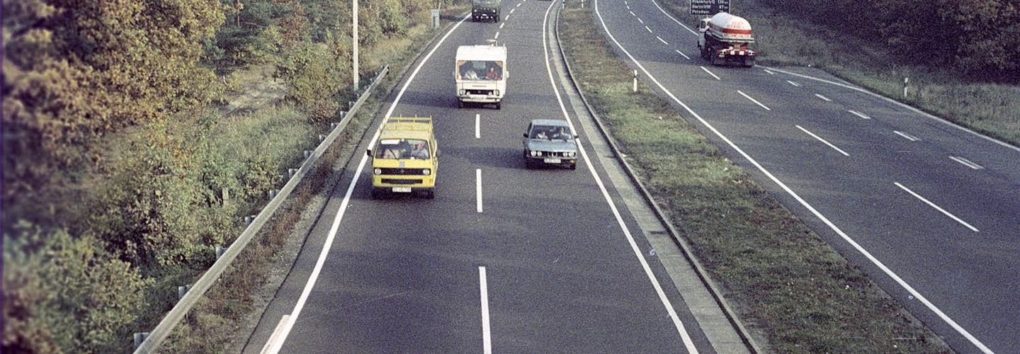 Blick von oben auf eine Autobahnstrecke