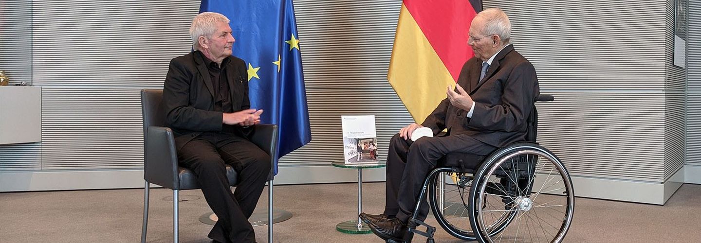 Der Bundesbeauftragte&nbsp;Roland Jahn&nbsp;mit dem Bundestagspräsidenten Wolfgang Schäuble bei der Übergabe des 15. Tätigkeitsberichts