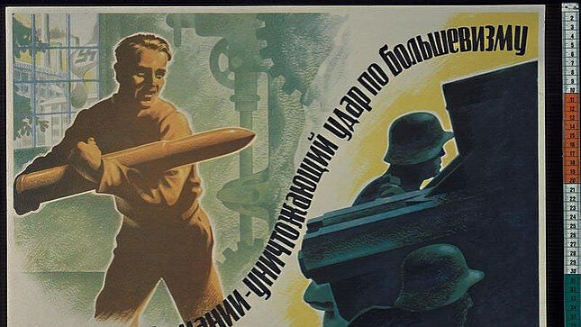 Es handelt sich um ein farbiges Plakat. Darauf zu sehen ist ein junger Mann, der Kanonenmunition in der Hand hält. Auf der rechten Bildseite sind zwei Soldaten mit Helmen neben einem Geschütz abgebildet. Das Plakat ist mit einem Schriftzug in kyrillischen Buchstaben versehen.