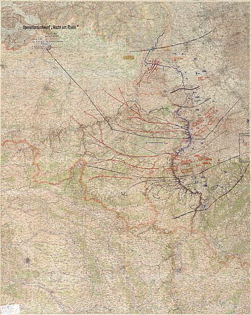 Karte von Teilen Deutschlands, Frankreichs und der Benelux-Staaten mit roten und blauen Pfeilen sowie militärischen, taktischen Symbolen. Oben links steht „Operationsentwurf ‚Wacht am Rhein‘“.