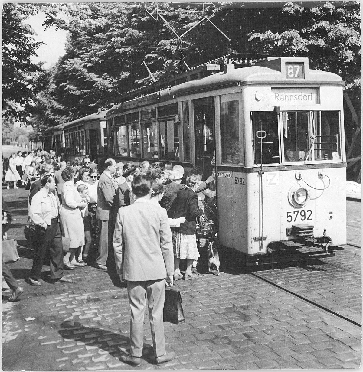 Ausflügler drängen in die Straßenbahn nach Rahnsdorf an der Wiener Brücke in Berlin, 17. Juni 1958