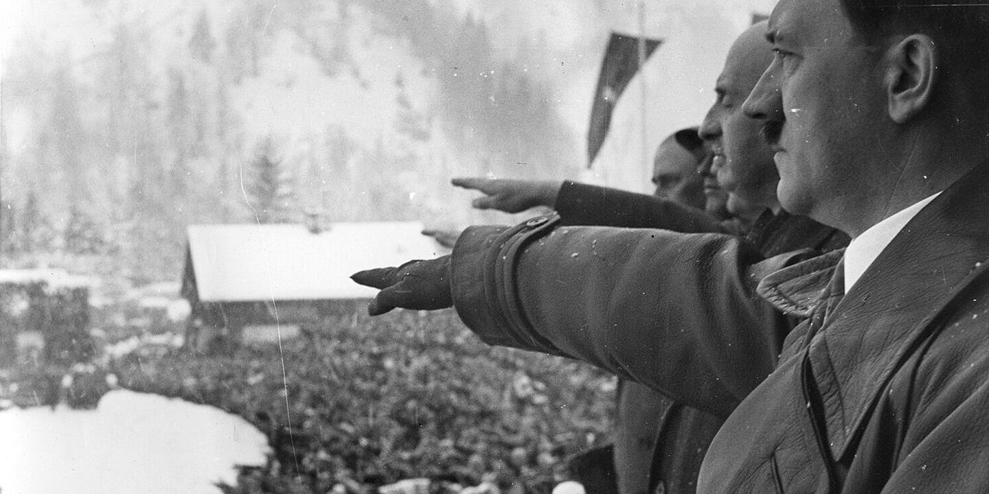 Eröffnungsfeier der Olympischen Winterspiele 1936 in Garmisch-Partenkirchen in Anwesenheit von Adolf Hitler, Quelle:
            BArch,&nbsp;R 8076 Bild-0008 /&nbsp;Hoffmann, Heinrich