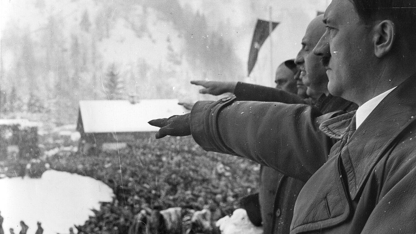 Eröffnungsfeier der Olympischen Winterspiele 1936 in Garmisch-Partenkirchen in Anwesenheit von Adolf Hitler, Quelle:
            BArch,&nbsp;R 8076 Bild-0008 /&nbsp;Hoffmann, Heinrich