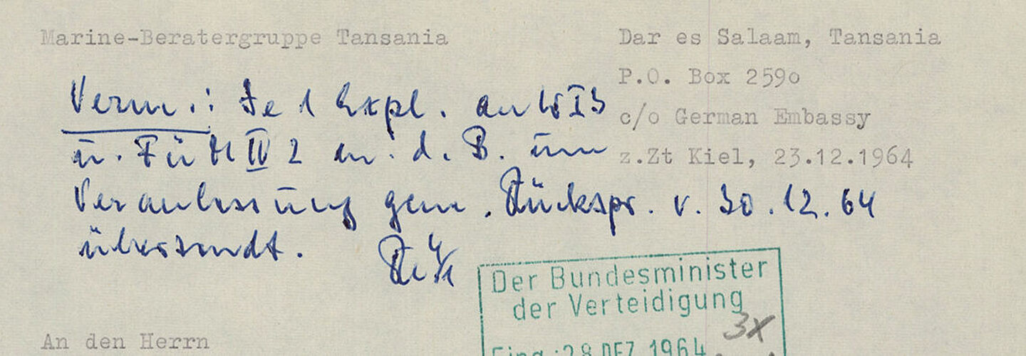 Maschinenschriftliches Dokument mit handschriftlichen Ergänzungen, Stempeln und Unterstreichungen
