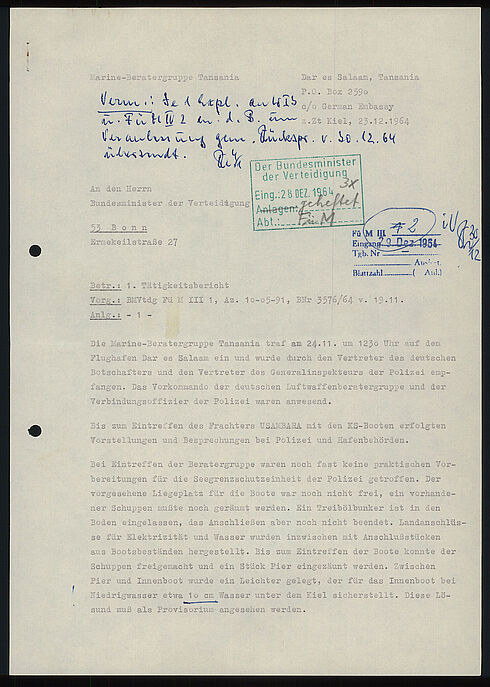 Maschinenschriftliches Dokument mit handschriftlichen Ergänzungen, Stempeln und Unterstreichungen