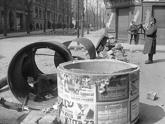 Der „Berliner Blutmai“ 1929: Barrikade an der Prinz-Handjery- Ecke Falck-Strasse in Neukölln