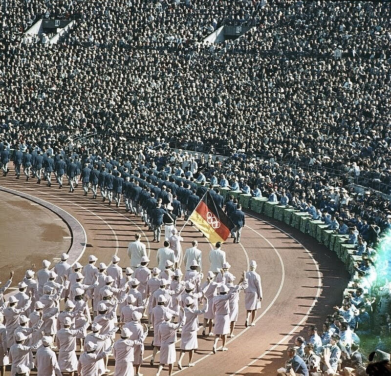 Einlauf der deutschen Sportlerinnen und Sportler bei der Eröffnung der XVIII. Olympischen Sommerspiele in Tokio, 10. Oktober 1964
