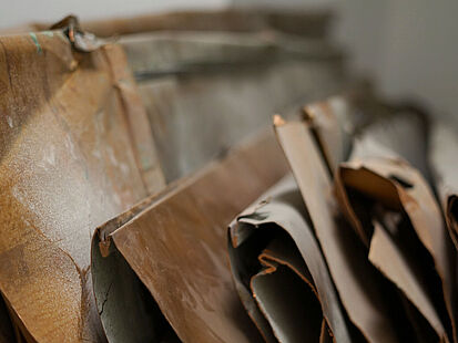 Das Bild zeigt einige Kupferplatten in der Detailansicht.