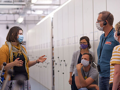 Besucherinnen und Besucher bei einer Führung im Stasi-Unterlagenarchiv am Tag des offenen Denkmals.
