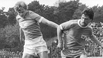 Zwei Fußballspieler beim Zweikampf