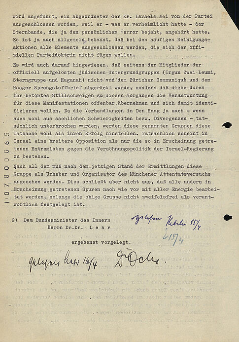 Maschinengeschriebenes Dokument mit Unterschrift und handschriftlichen behördlichen Vermerken