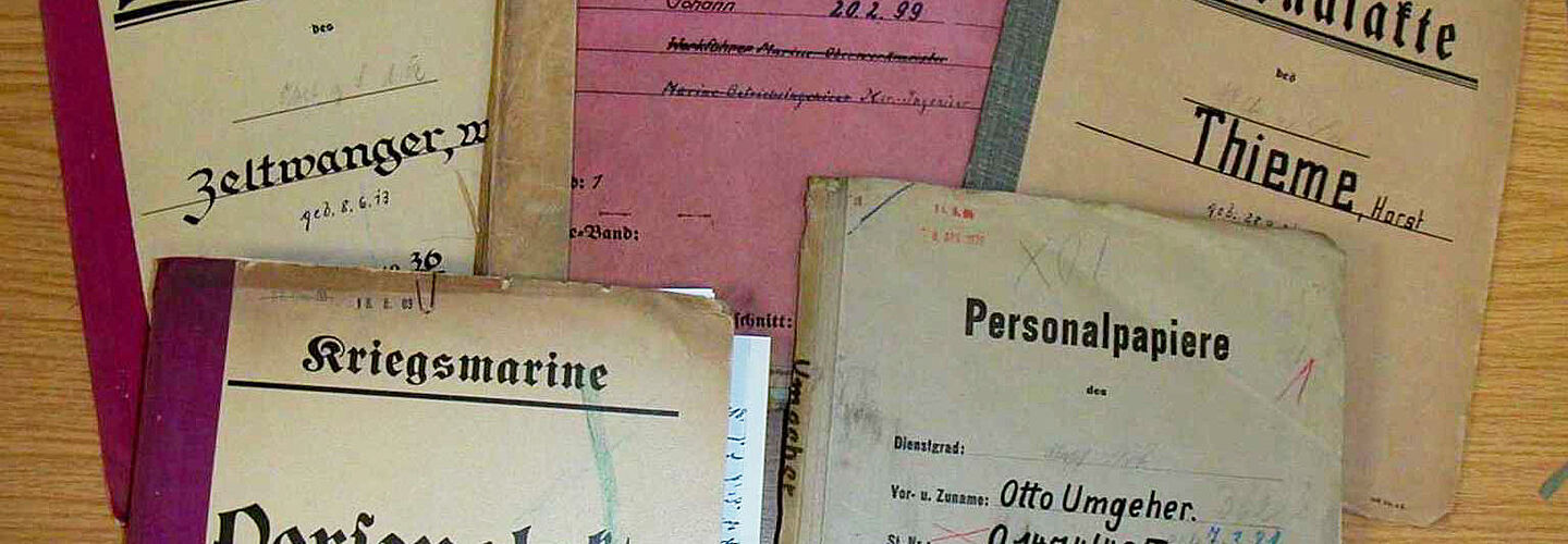 Marinepersonalakten liegen auf einem Tisch