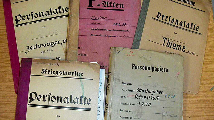 Marinepersonalakten liegen auf einem Tisch