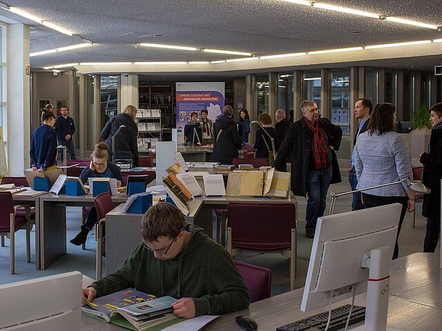 Besucherinnen und Besucher konnten sich u.a. über Recherchemöglichkeiten, die Arbeit der Archivare und die Ausbildung im Bundesarchiv informieren und in originalen Quellen lesen.