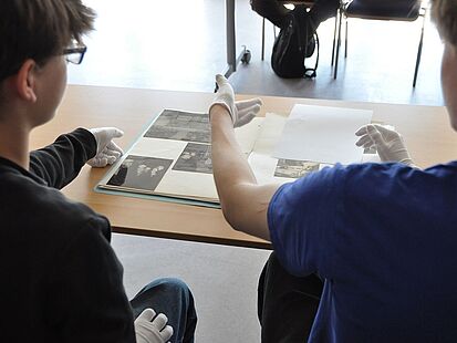 Girls‘ und Boys‘ Day 2026 im Bundesarchiv Zwei Jungen sehen sich Bilder einer originalen Akte an