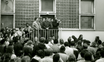 Besetzung der Frankfurter Bezirksverwaltung dr Staatssicherheit am 5. Dezmeber 1989. Eine Mneschenmenge steht vor einem Gebäude. Einer spricht gerade durch ein Megafon.