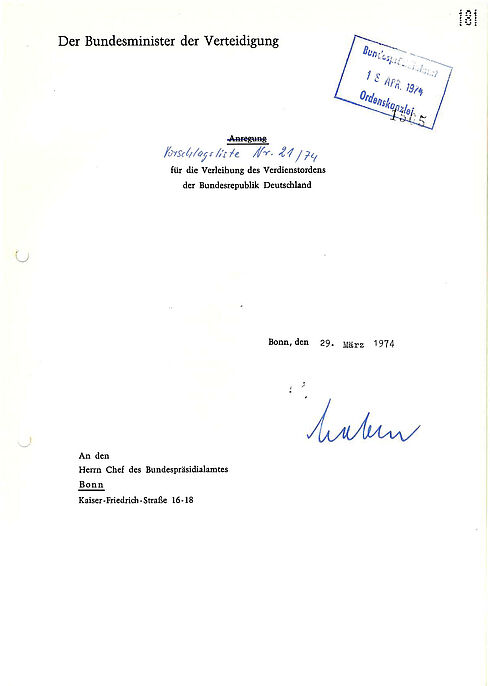 Deckblatt eines Schreibens mit Eingangsstempel und handschriftlichen Korrekturen sowie einer Unterschrift