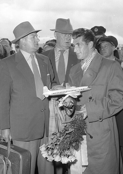 5. Empfang von Fritz Walter, Kapitän der deutschen Nationalmannschaft, auf dem Flughafen Berlin-Tegel am 18. Juli 1954 nach dem Gewinn der Weltmeisterschaft 5. Empfang von Fritz Walter, Kapitän der deutschen Nationalmannschaft, auf dem Flughafen Berlin-Tegel am 18. Juli 1954 nach dem Gewinn der Weltmeisterschaft