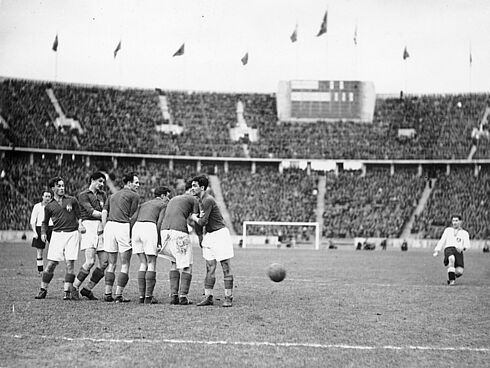 3. Länderspiel zwischen Deutschland und Jugoslawien im Olympiastadion Berlin am 26. Februar 1939 (3:2 für Deutschland) 3. Länderspiel zwischen Deutschland und Jugoslawien im Olympiastadion Berlin am 26. Februar 1939 (3:2 für Deutschland)
