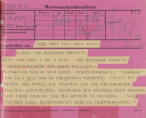 Formular auf rotem Papier, maschinenschriftlich ausgefüllt mit Text in Großbuchstaben, ohne Umlaute, mit handschriftlichen Daten und Angaben