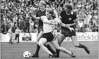 Der Dresdner Mittelfeld-Spieler Matthias Sammer mit zwei Gegnern: Rainer Ernst (l.) und Hendrik Herzog.
