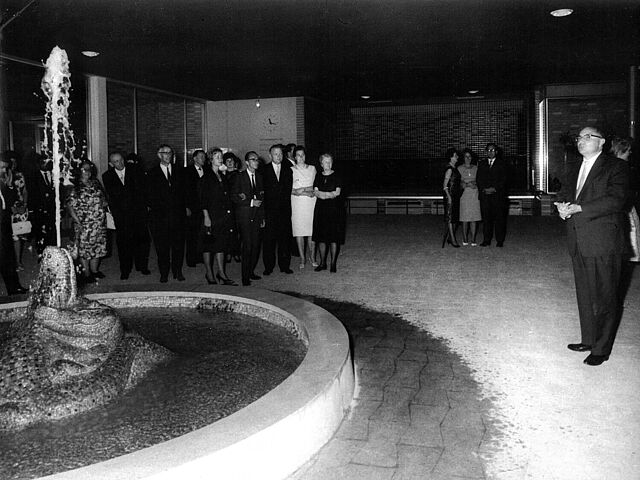 Tierpark-Direktor Heinrich Dathe hält bei der Eröffnung des Alfred-Brehm-Hauses eine Rede.