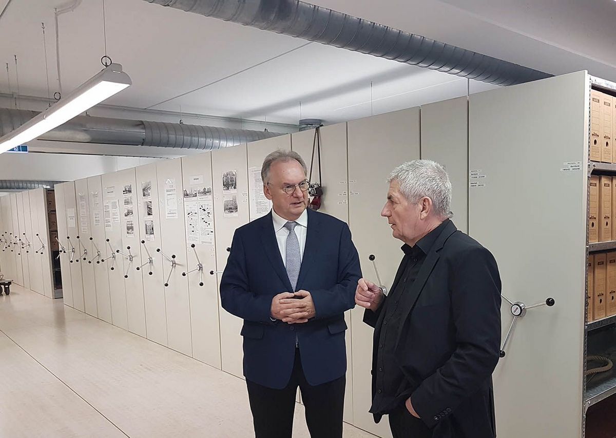 Besuch des Ministerpräsidenten Reiner Haseloff im Stasi-Unterlagen-Archiv in Halle Der Ministerpräsident des Landes Sachsen-Anhalt Reiner Haseloff (CDU) und der Bundesbeauftragte Roland Jahn im Stasi-Unterlagen-Archiv in Halle