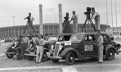 Filmteam der Fox' Tönende Wochenschau mit Ausrüstung vor dem Olympiastadion in Vorbereitung auf die Sommerspiele in Berlin