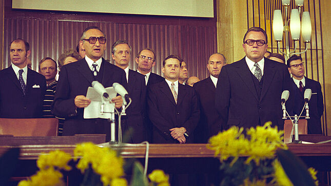 Nach der Unterzeichnung des Grundlagenvertrags am 21.12.1972. Die beiden Verhandlungsführer Egon Bahr (Links) und Michael Kohl (Rechts) im Haus des Ministerrats der DDR in Ost-Berlin.