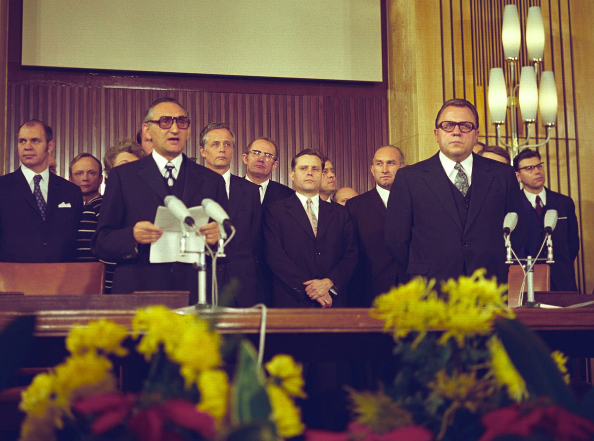 Nach der Unterzeichnung des Grundlagenvertrags am 21.12.1972. Die beiden Verhandlungsführer Egon Bahr (Links) und Michael Kohl (Rechts) im Haus des Ministerrats der DDR in Ost-Berlin.