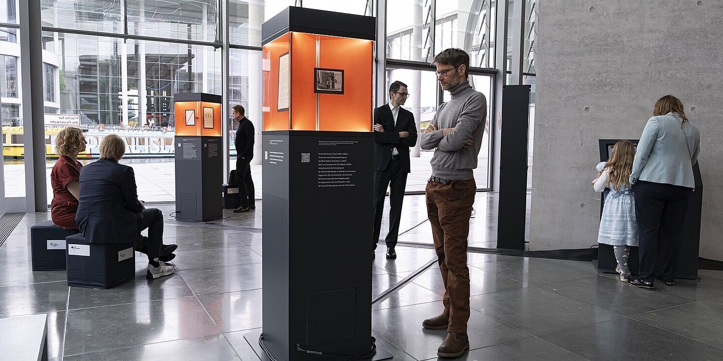 Mehrere Personen stehen und sitzen in der Ausstellung "Alles Wissen Wollen" im Bundestag., Quelle:
            Bundesarchiv / Witzel