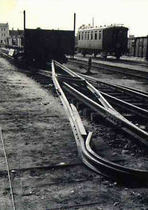 Schwarz-Weiß-Fotografie von einer russischen Schienenaufreißvorrichtung 
