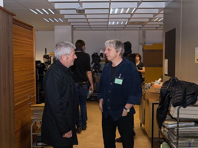Treffen zwischen Roland Jahn und Andreas Dresen Das Bild zeigt den Bundesbeauftragten Roland Jahn und Regisseur Andreas Dresen in einem Raum des Stasi-Unterlagen-Archivs im Gespräch.