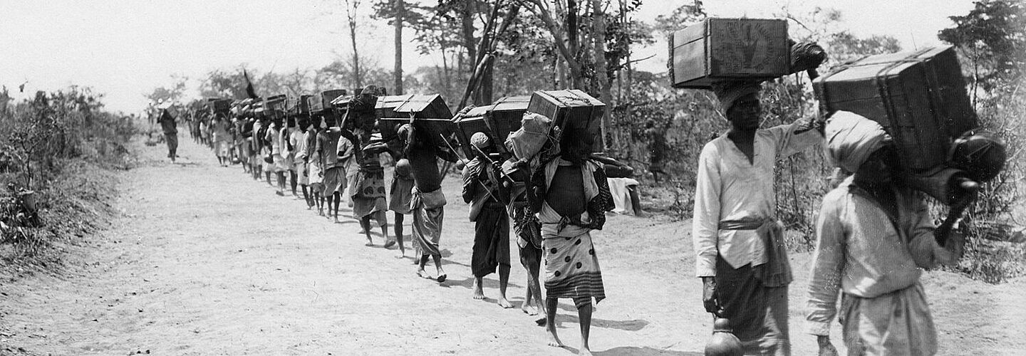 Symbolbild einer Trägerkarawane. Ein direkter Zusammenhang mit Kulturgutverlagerungen ist nicht belegt.