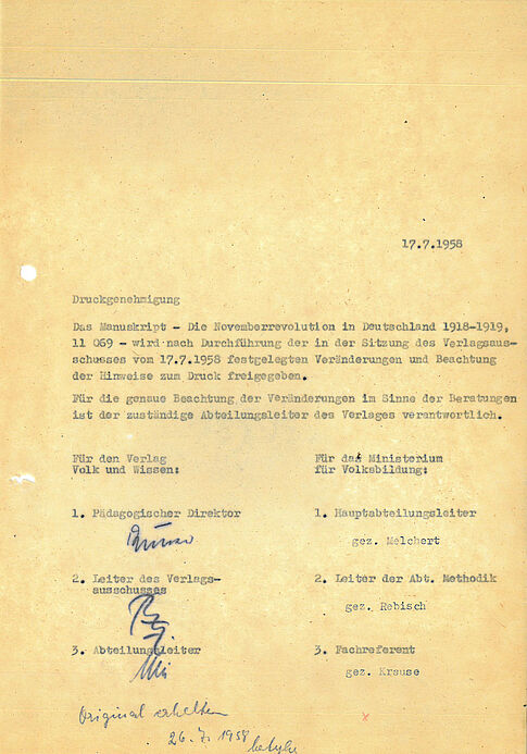 Erteilung der Druckgenehmigung für das Manuskript „Die Novemberrevolution in Deutschland 1918–1919“ vom 17.07.1958 Maschinell erstelltes Schriftgut mit Unterschriften