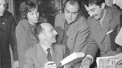 Bruno Apitz beim Signieren seines Romans „Nackt unter Wölfen“