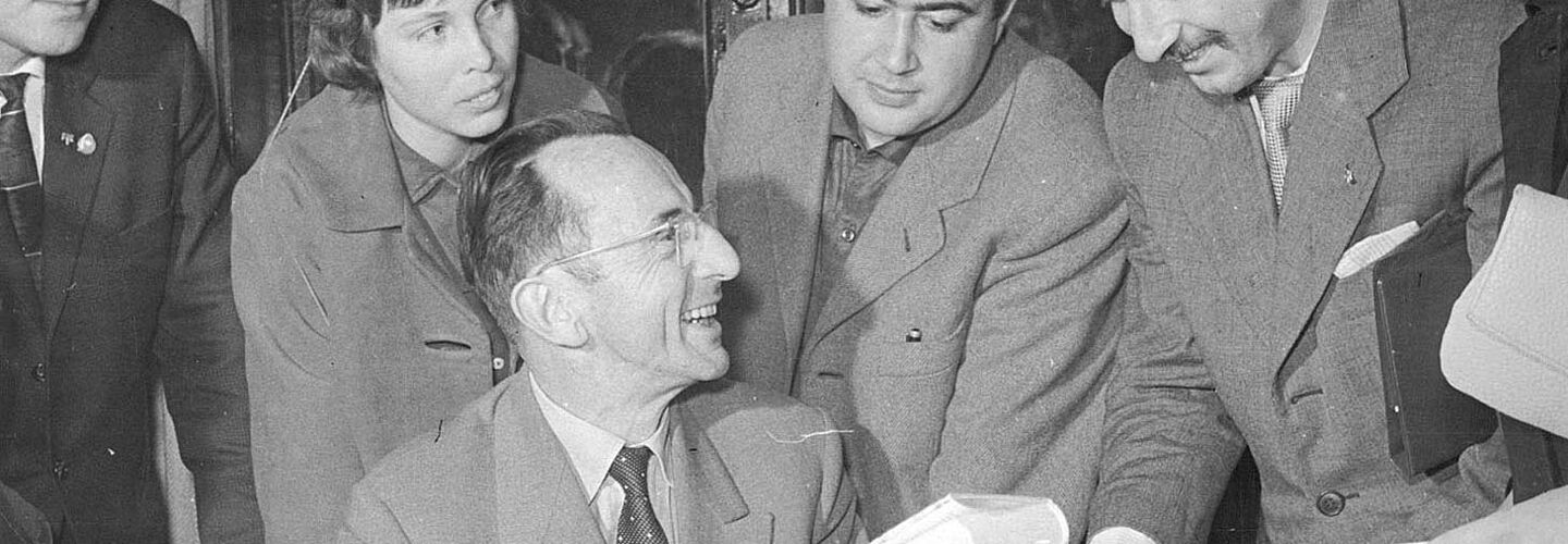 Bruno Apitz beim Signieren seines Romans „Nackt unter Wölfen“