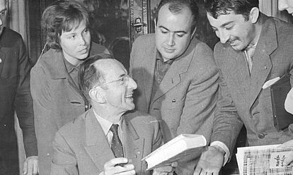 Bruno Apitz beim Signieren seines Romans „Nackt unter Wölfen“