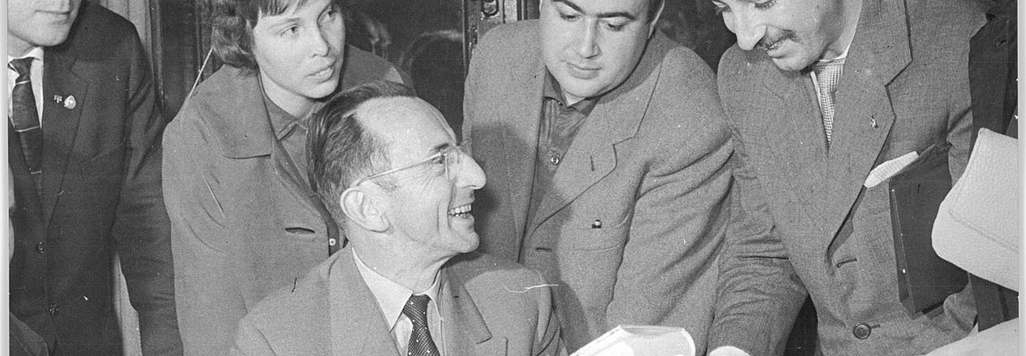 Bruno Apitz beim Signieren seines Romans „Nackt unter Wölfen“