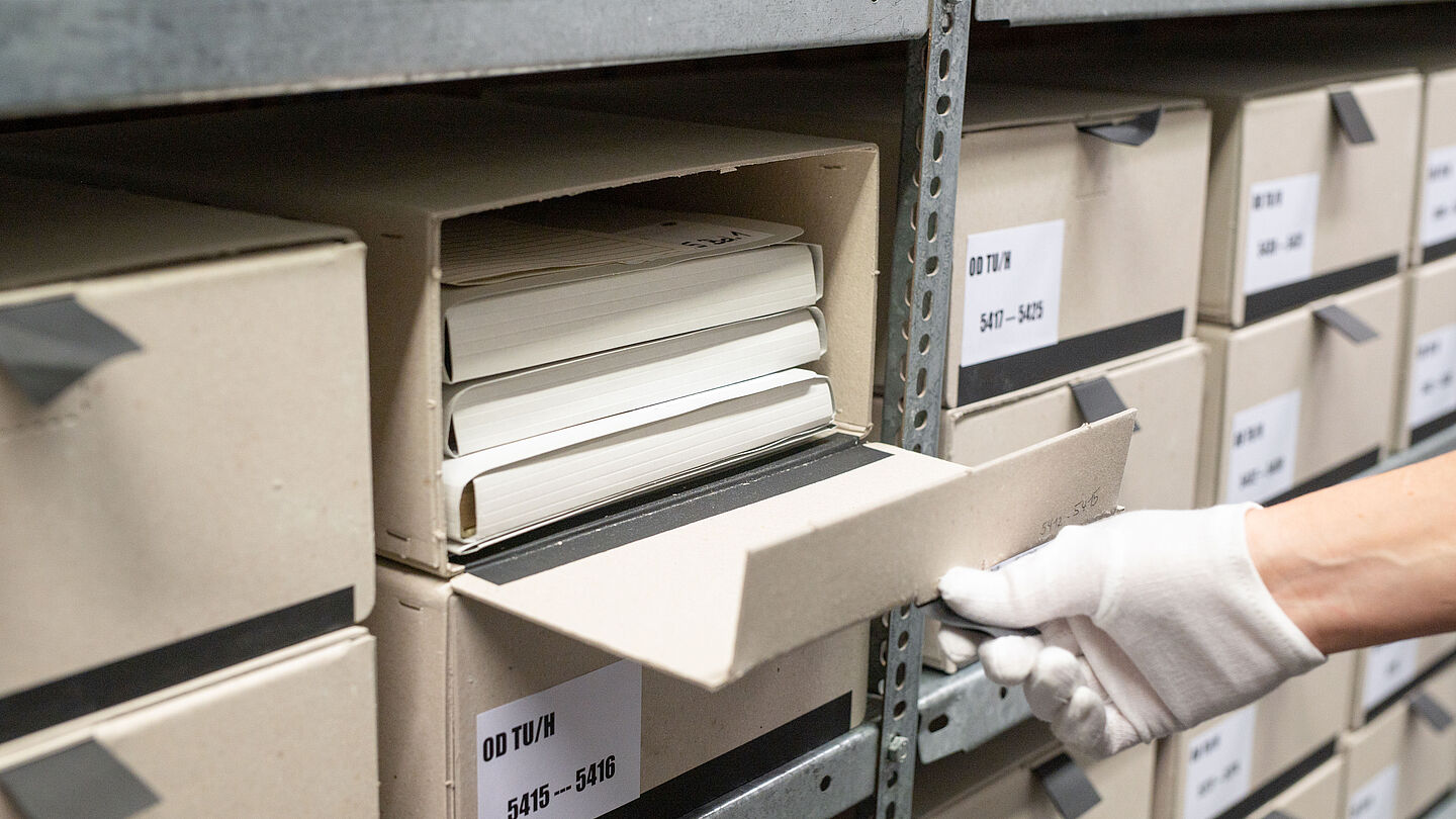 Archivkartons mit Akten im Stasi-Unterlagen-Archiv
