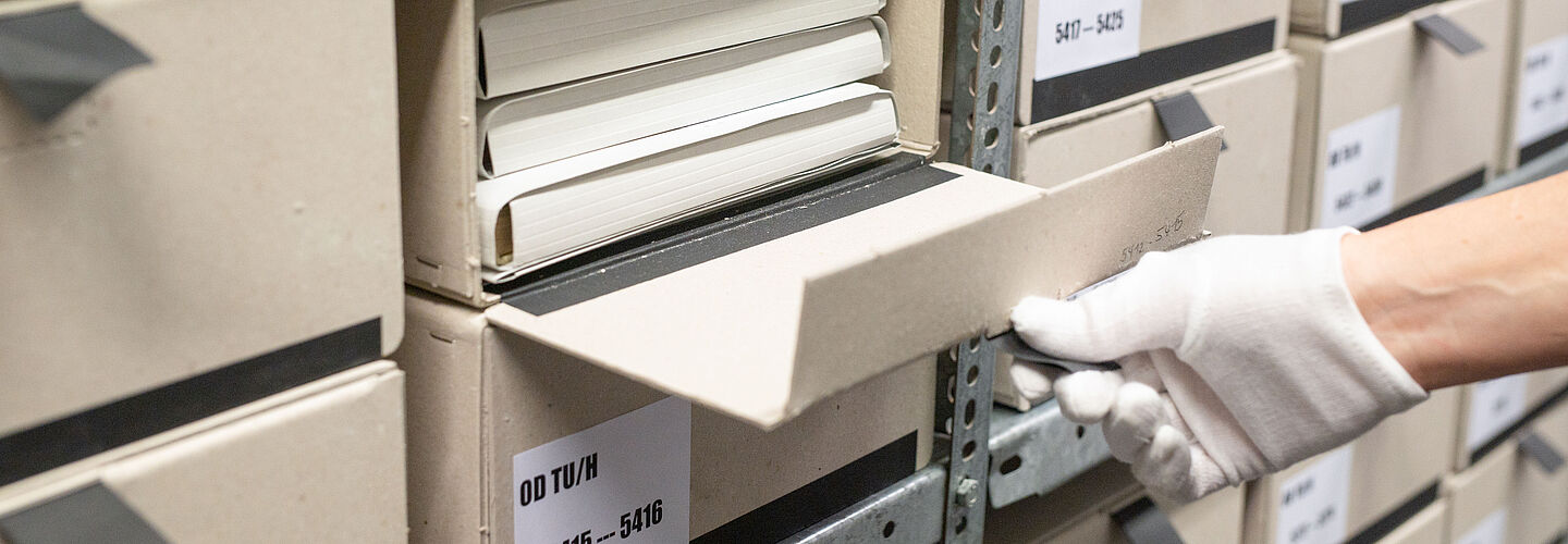Archivkartons mit Akten im Stasi-Unterlagen-Archiv