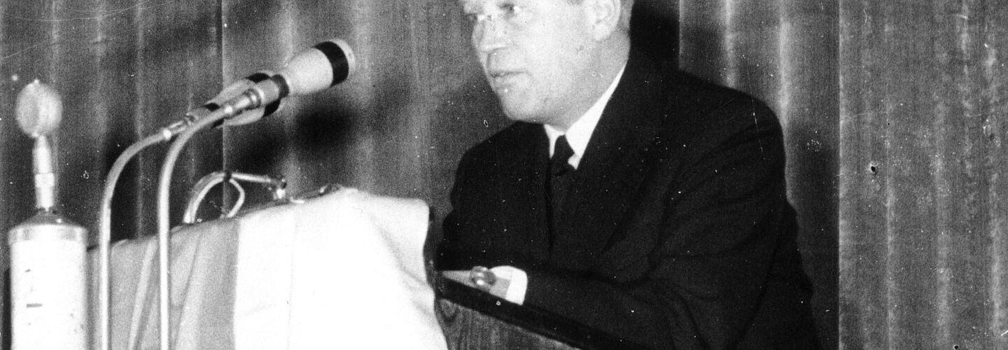 Otto John auf einer Pressekonferenz nach seinem Übertritt in die DDR