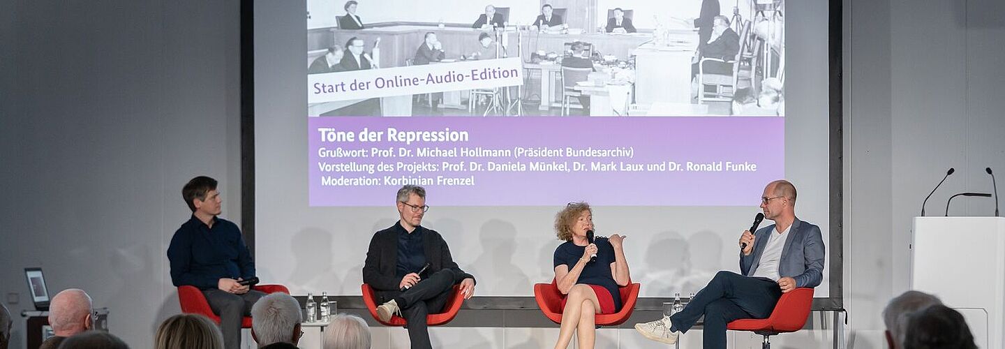 Podium zum Start der Online-Edition „Töne der Repression“, v.l.n.r.: Dr. Mark Laux, Dr. Ronald Funke, Prof. Dr. Daniela Münkel, Korbinian Frenzel (Moderator)
