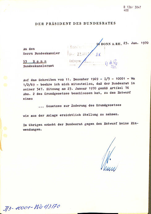 maschinengeschriebener Brief mit Unterschrift und handschriftlich ergänzten behördlichen Angaben sowie mit einem Eingangsstempel